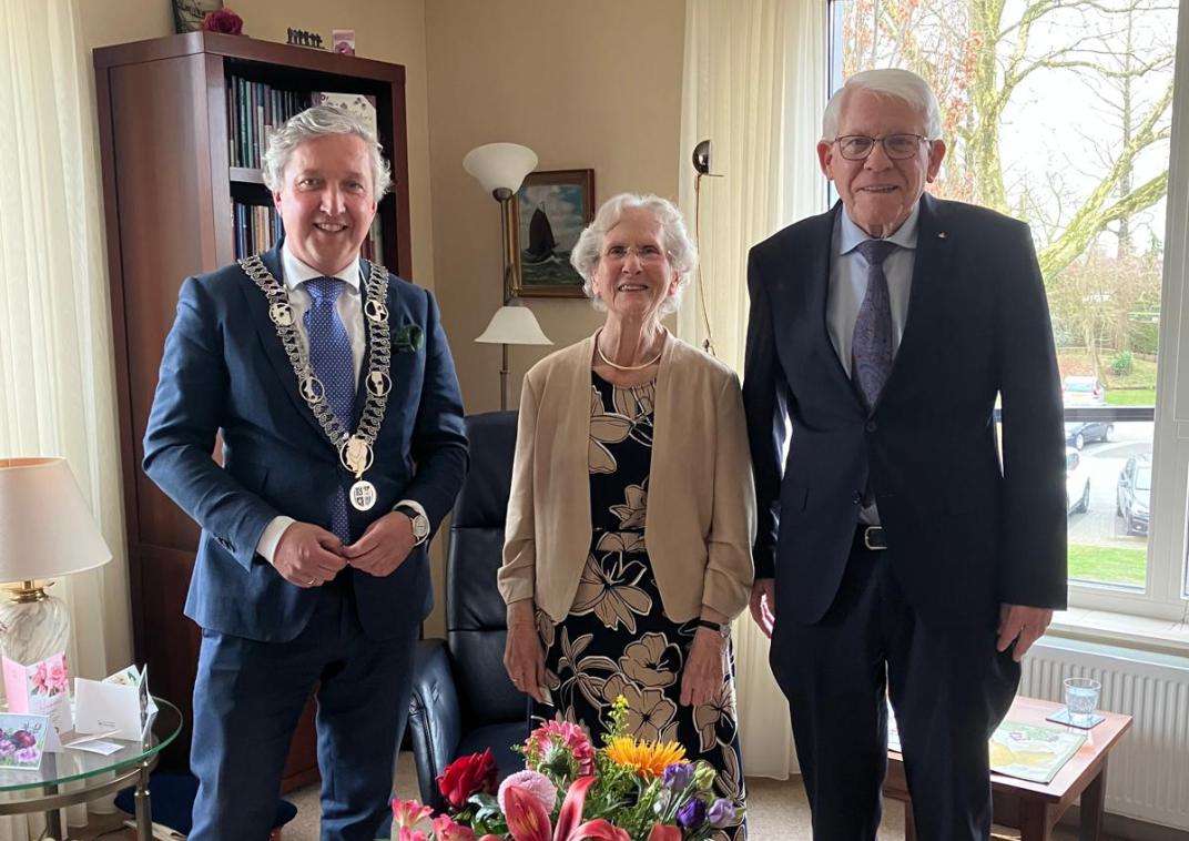 Burgemeester Beenakker met het echtpaar Verdouwen.