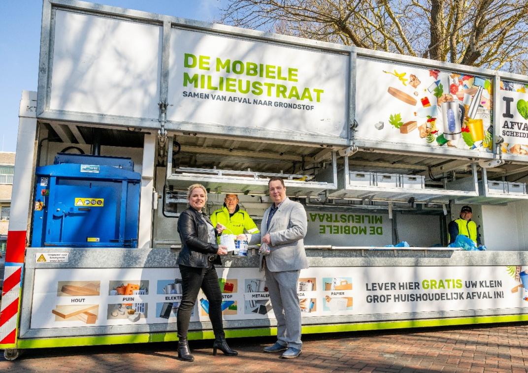 Wethouder Pannekoek neemt klein huishoudelijk afval in ontvangst bij De Mobiele Milieustraat. (Foto: Stephan Tellier)