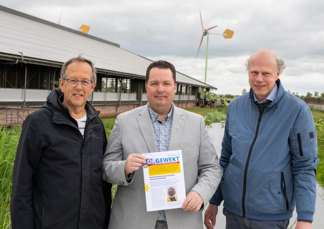 Wethouder Pannekoek neemt de eerste editie van OPGEWEKT in ontvangst.