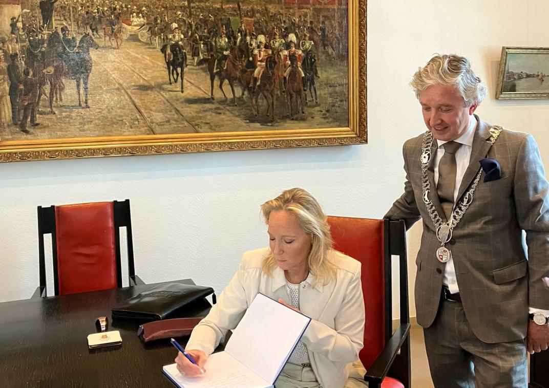 Prinses Margarita tekende op Zilverdag na afloop het gastenboek.