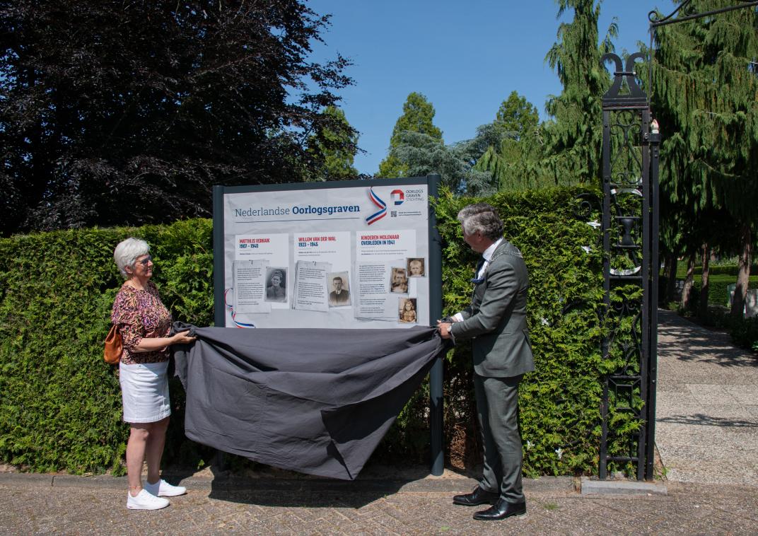 Burgemeester Beenakker onthult het herdenkingsbord.