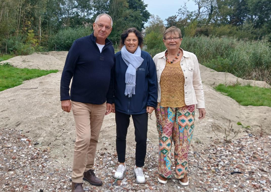 Jan Dekker, Irien Groenendijk en Adrie Schouten op het bouwterrein van het hospice.