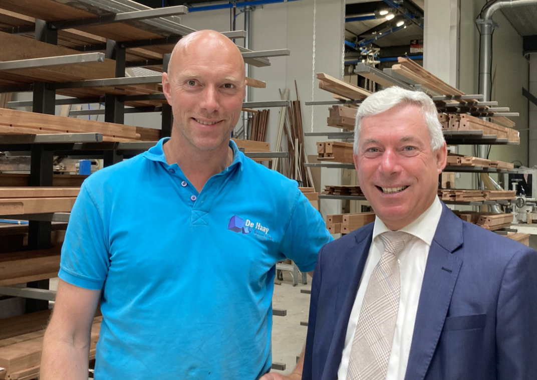 Kees de Haay met wethouder Leo Barth op bedrijfsbezoek.