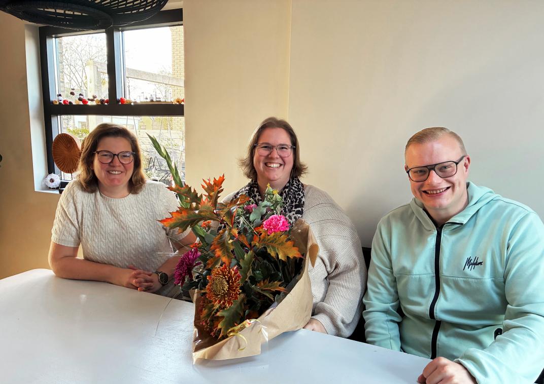 Wethouder Irma Bultman met pleegouder Rianne en pleegzorgbegeleider Milan (iHub - pleegzorg & gezinshuizen)