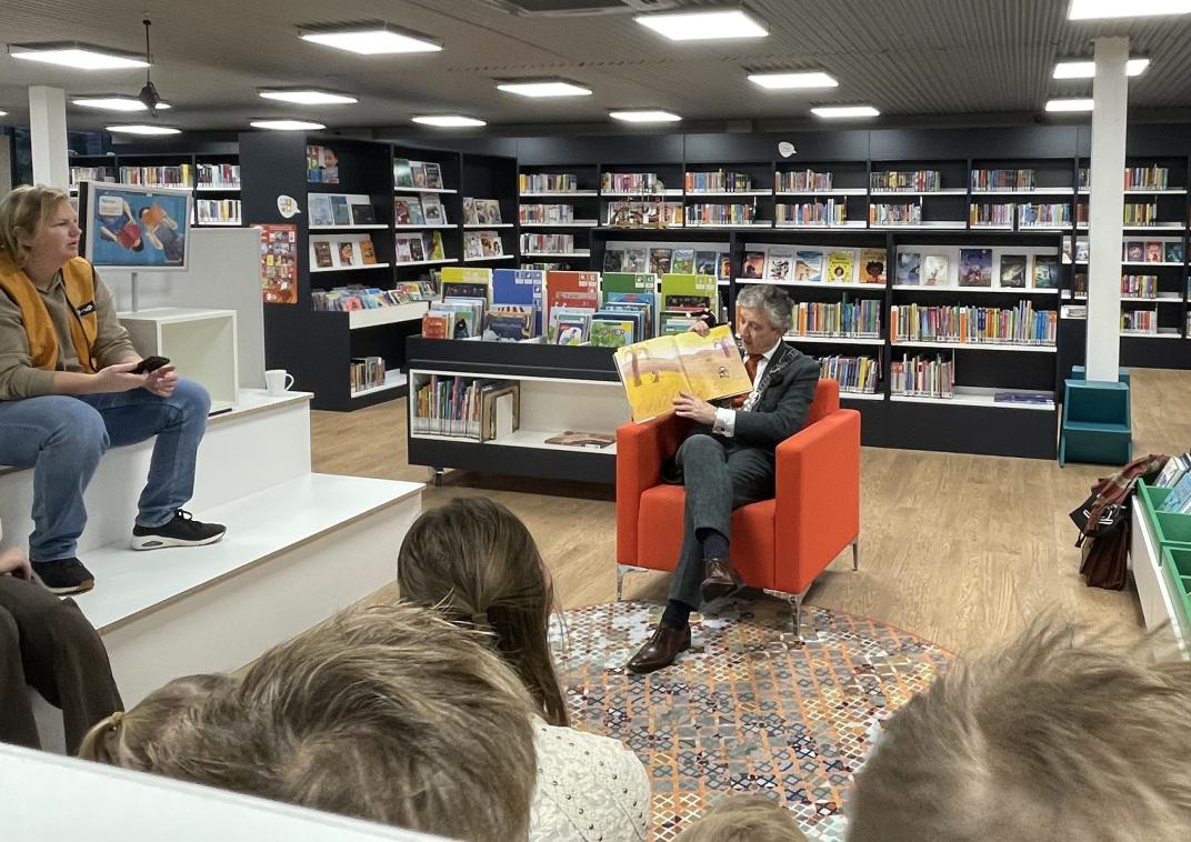Burgemeester Hans Beenakker leest voor tijdens het Nationaal Voorleesontbijt.