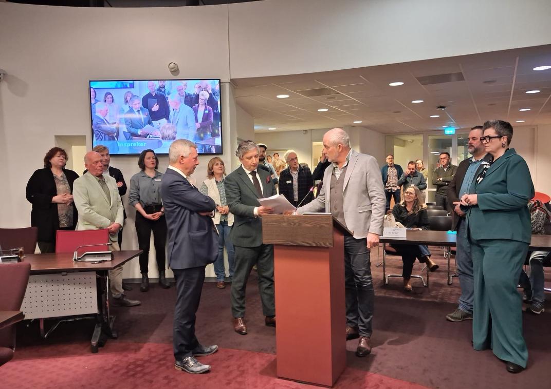 Burgemeester Beenakker neemt de petitie aan in aanwezigheid van wethouder Barth.
