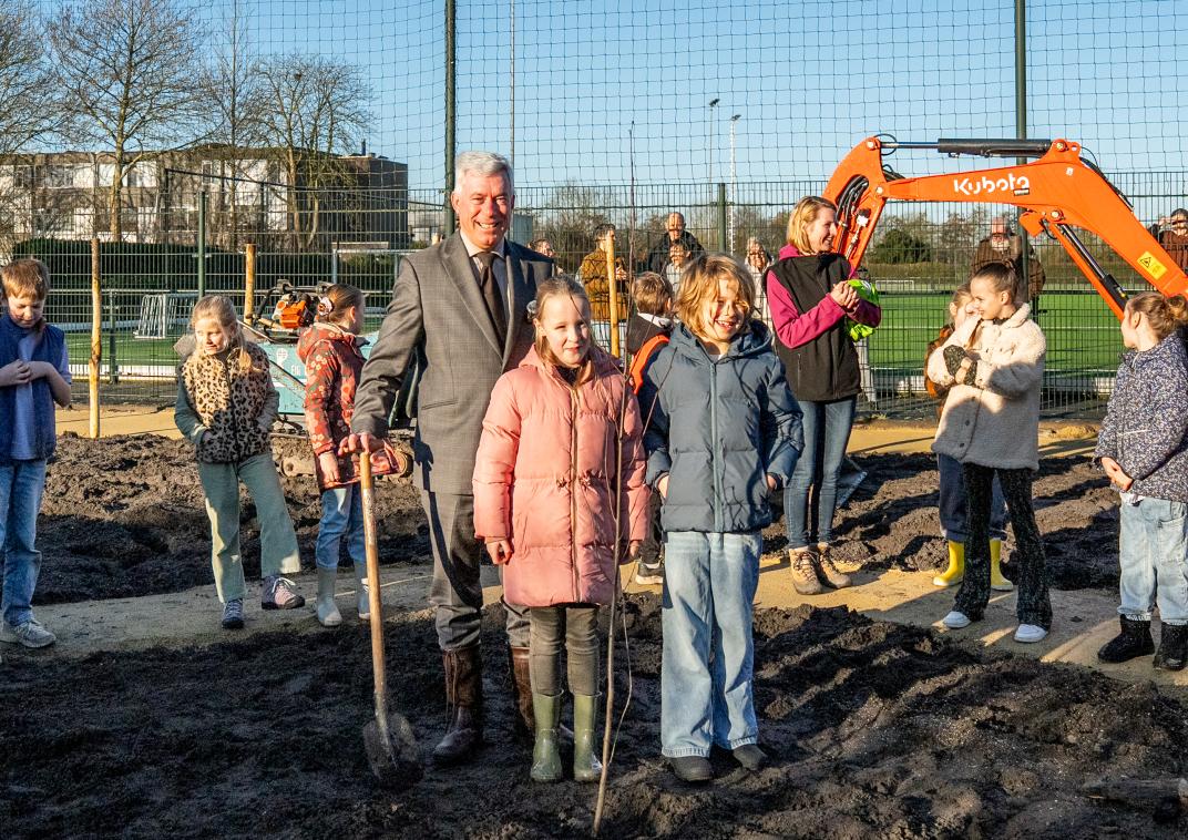Wethouder Leo Barth onthult samen met 2 leerlingen de naam en hielp ze bij het aanplanten van de eerste boom.