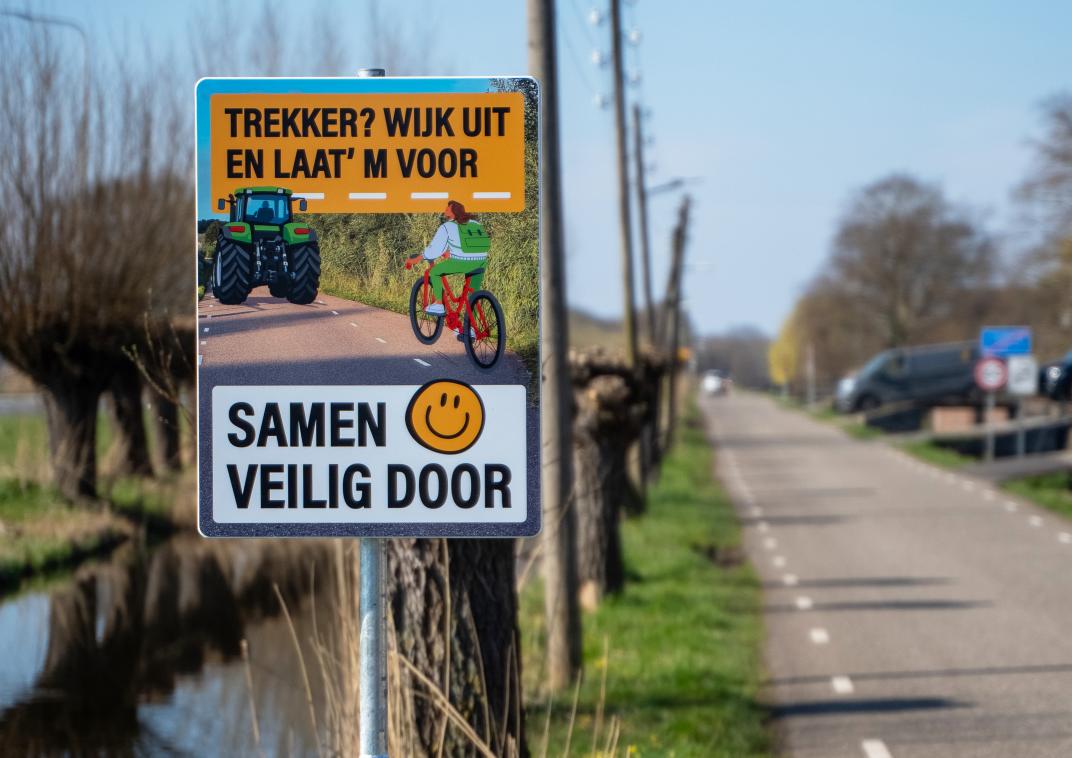 Bord met de tekst: Trekker? Wijk uit en laat ’m voor. Samen veilig door.
