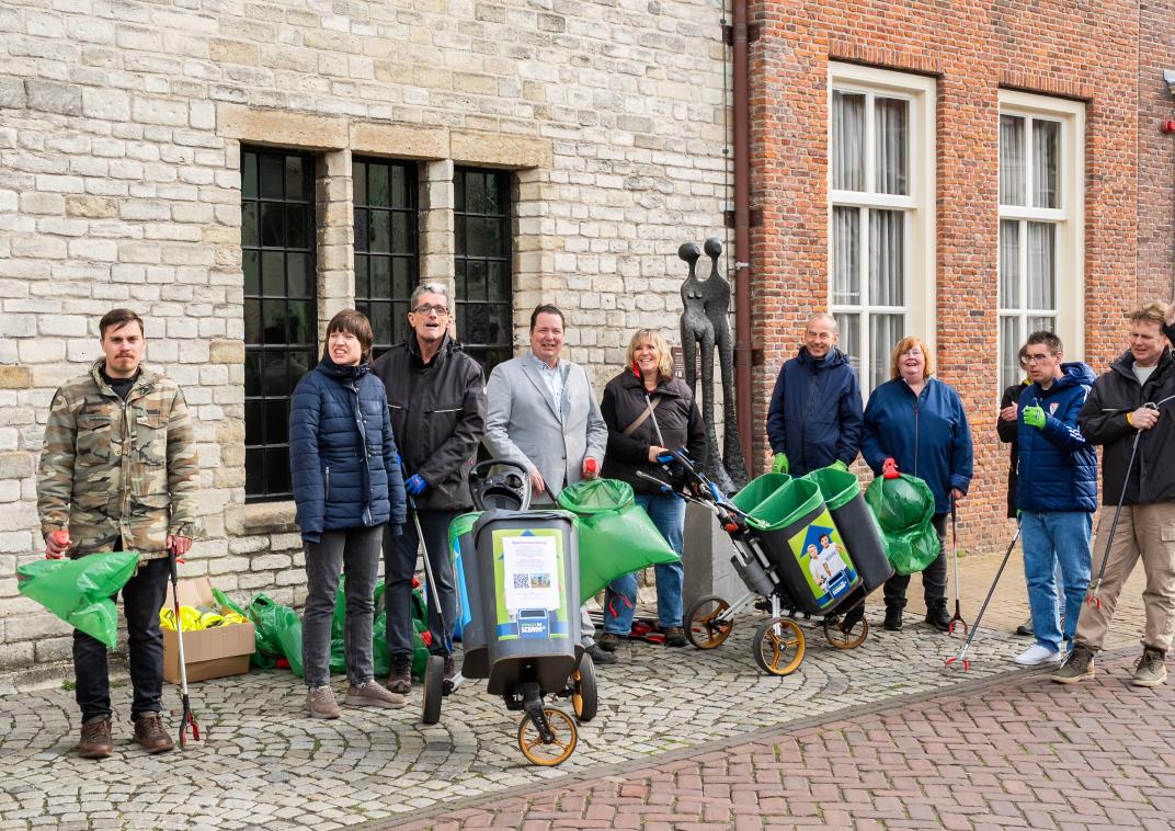Vrijwilligers met wethouder Wisja Pannekoek voor het stadskantoor Schoonhoven tijdens de Landelijke Opschoonactie.