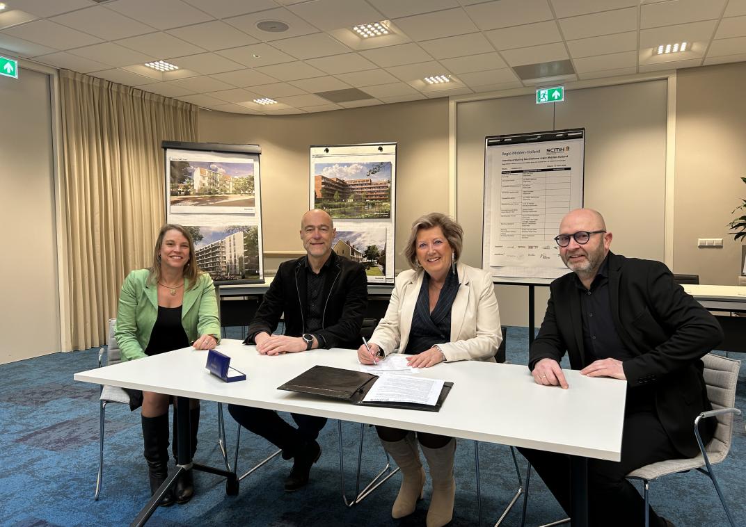 Wethouder Ria Boere ondertekent de intentieverklaring.