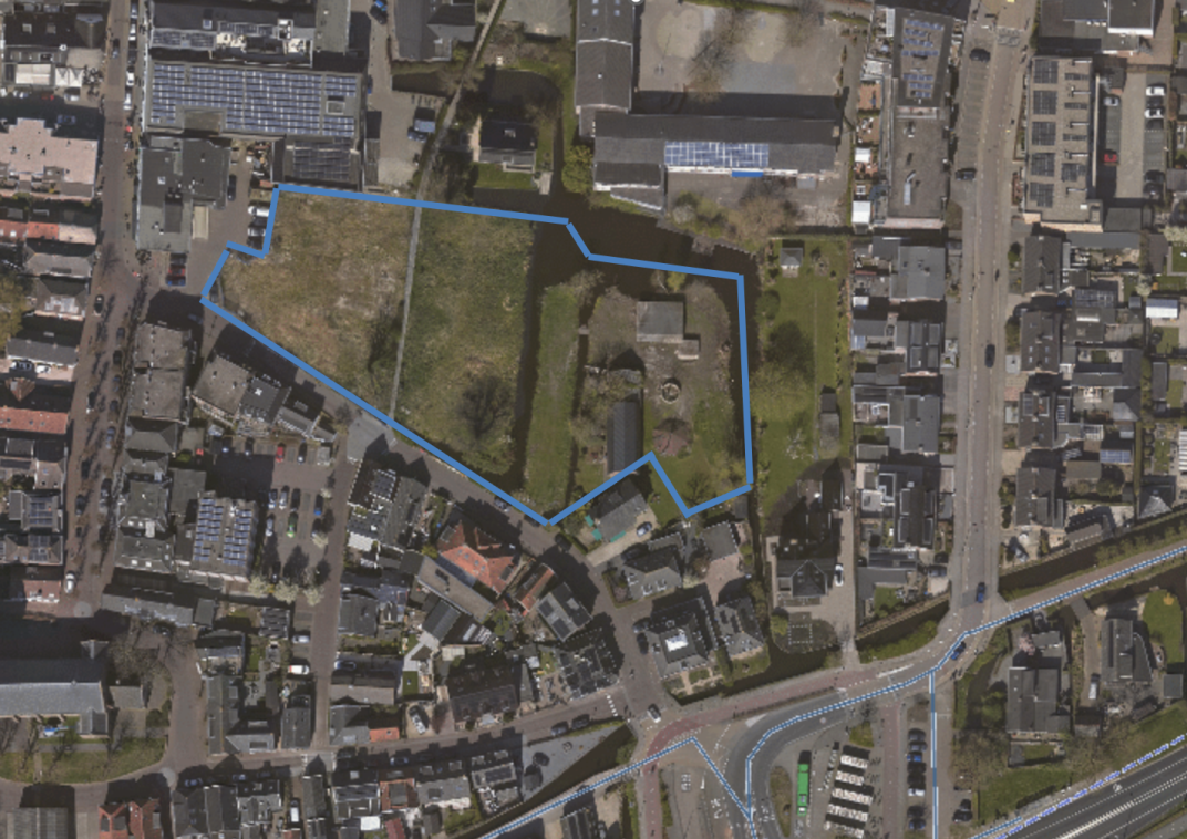 Het braakliggende terrein is aan de noordzijde van de Burgemeester Uilkensstraat in Bergambacht.