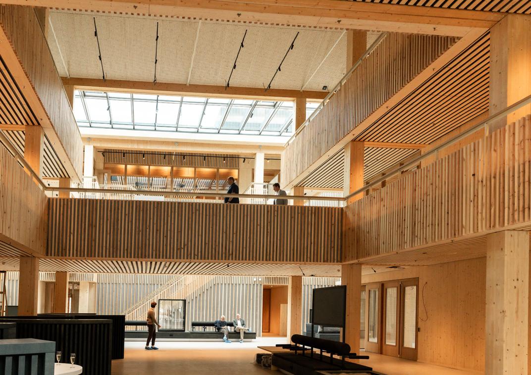 Atrium van het gemeentehuis in Bergambacht.