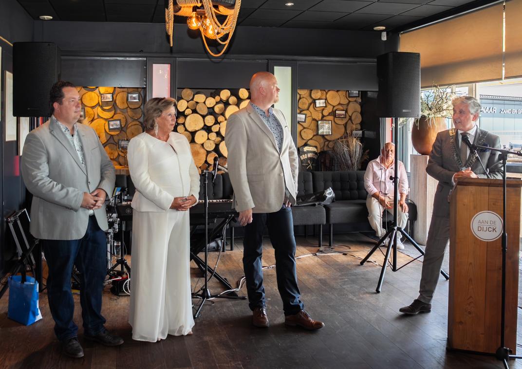 Burgemeester Beenakker nam afscheid van wethouders Wisja Pannekoek, Ria Boere en Pascal van der Hek. (Foto: Stephan Tellier Photography)