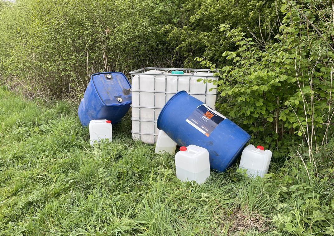 Jerrycans en blauwe tonnen met drugsafval aangetroffen in het buitengebied.