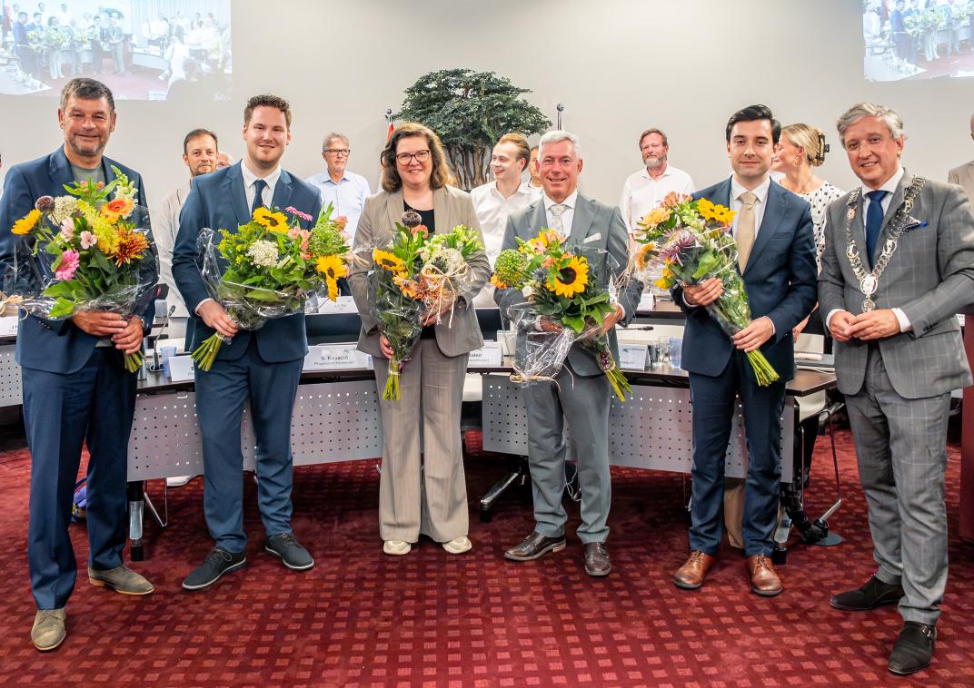 De gemeenteraad heeft donderdagavond vijf wethouders benoemd en geïnstalleerd.