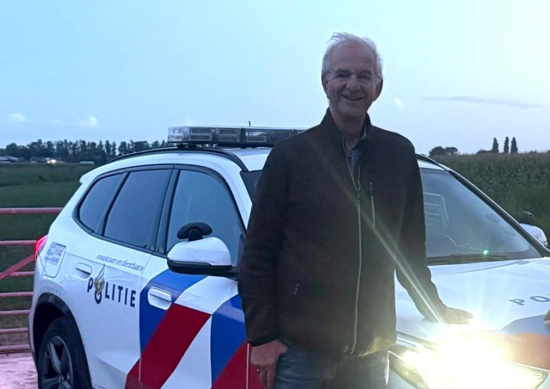 Peter Ouwendijk (raadslid Leefbaar Krimpenerwaard) voor een politiewagen
