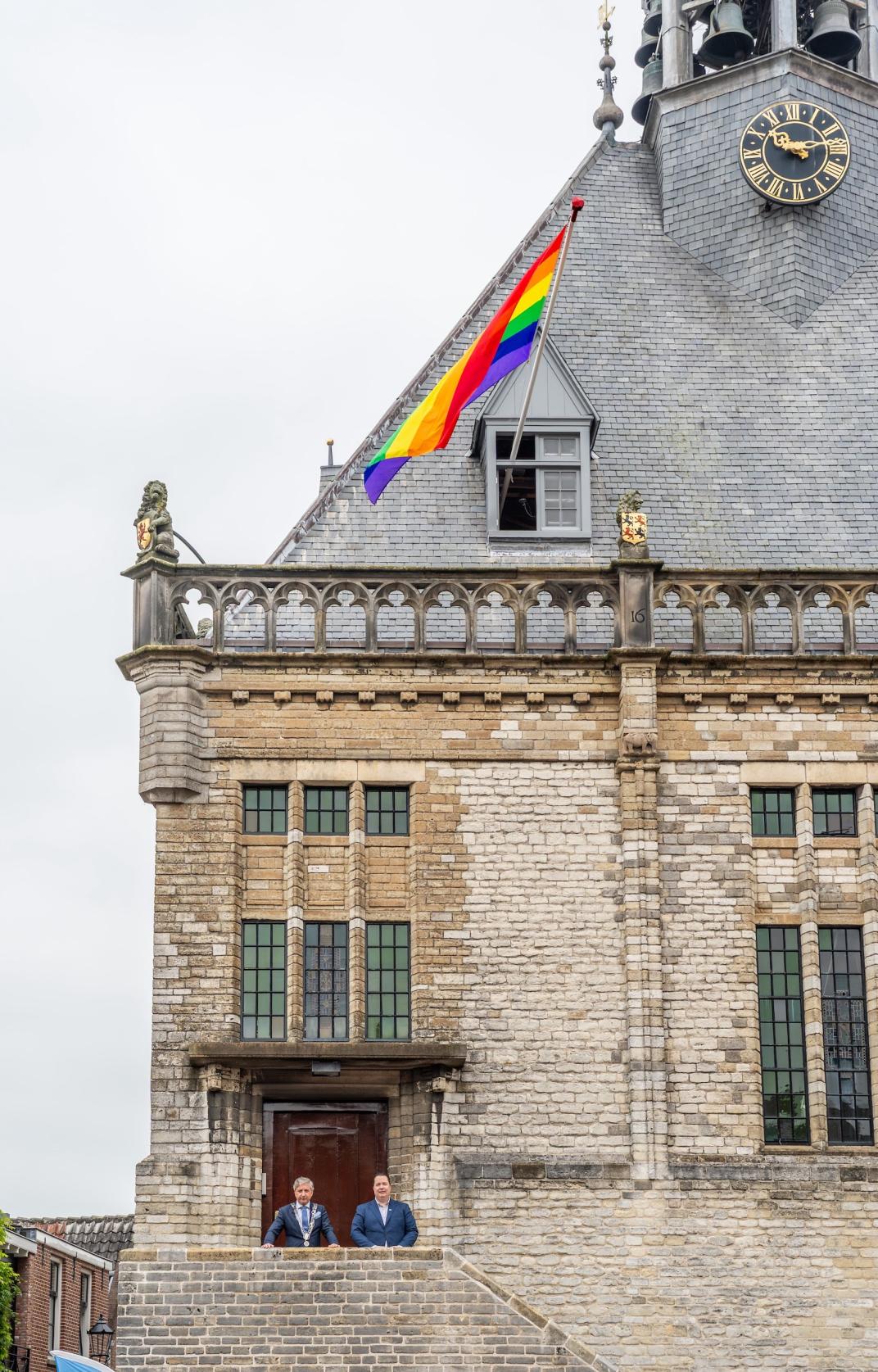 Regenboogvlag bij gemeentekantoor Schoonhoven
