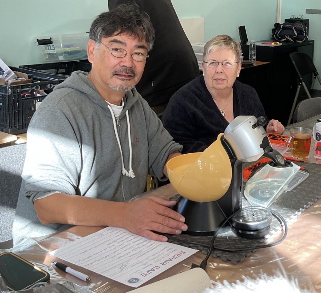 Ada van Buren bij het Repair Café.