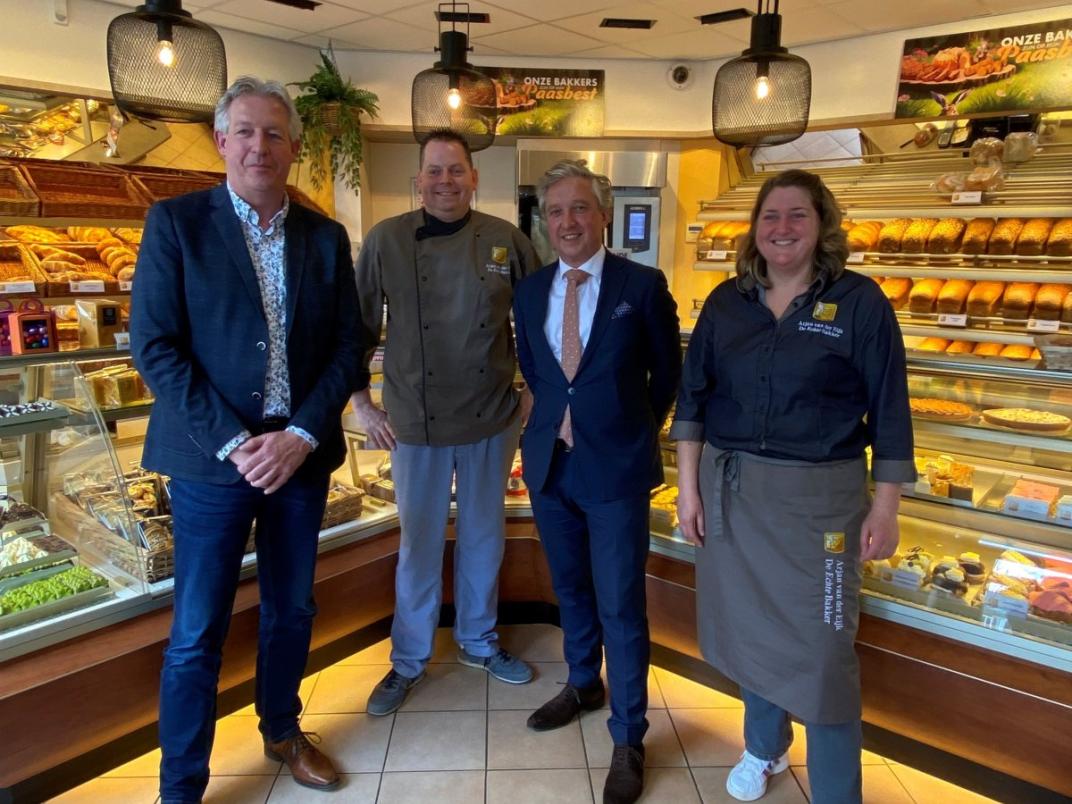 Burgemeester Beenakker in de bakkerij.