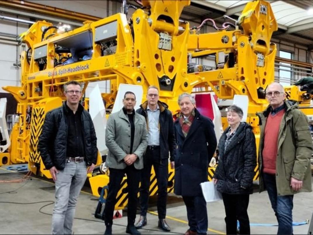 Burgemeester Beenakker tijdens het bedrijfsbezoek.