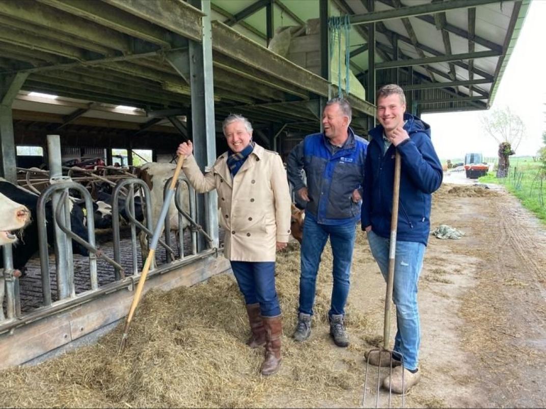 Burgemeester Beenakker op de boerderij.