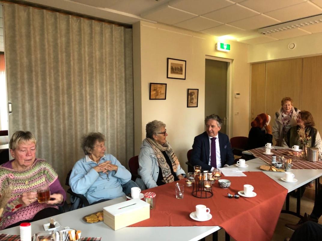 Burgemeester Beenakker aan tafel tijdens het kernbezoek in Ammerstol.