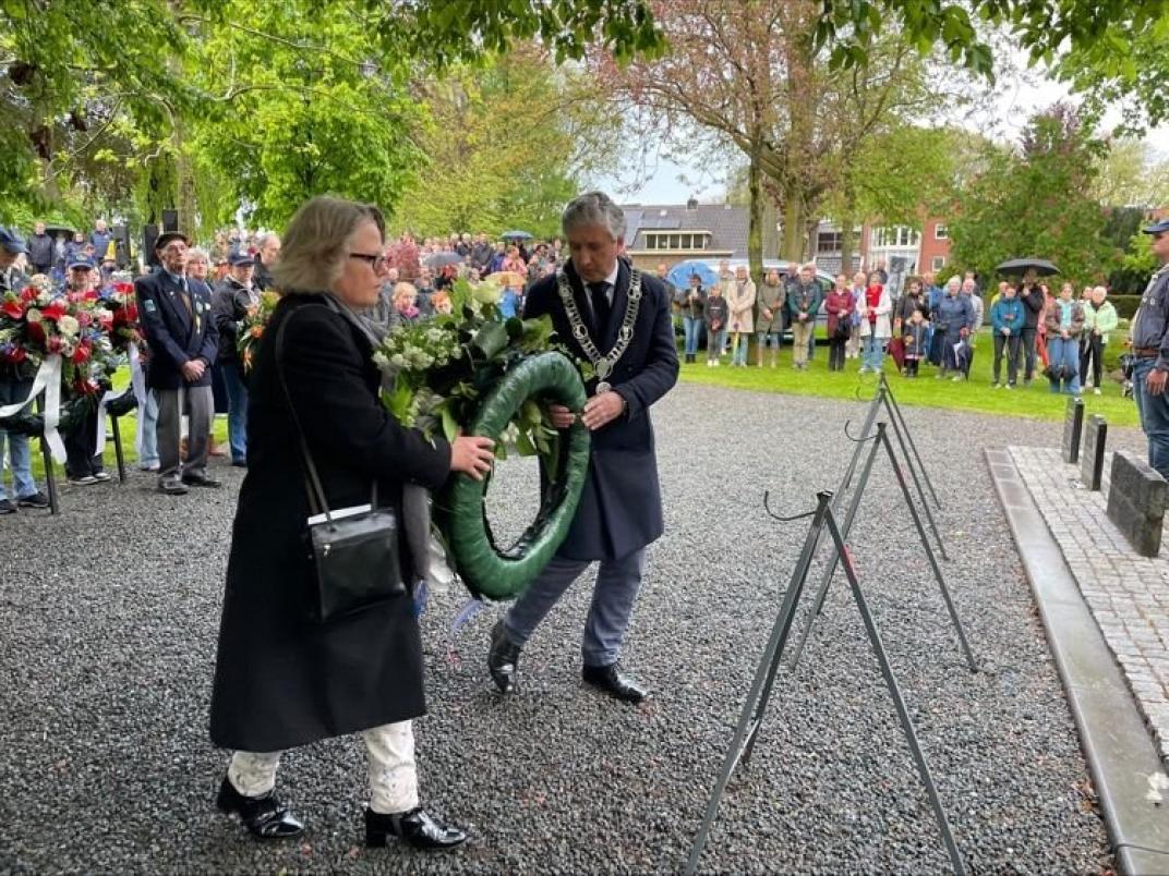 Kranslegging door burgemeester Beenakker op 4 mei.