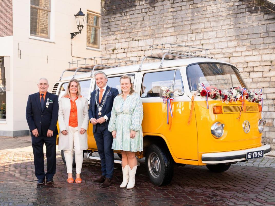 Burgemeester Beenakker tijdens de lintjesregen.