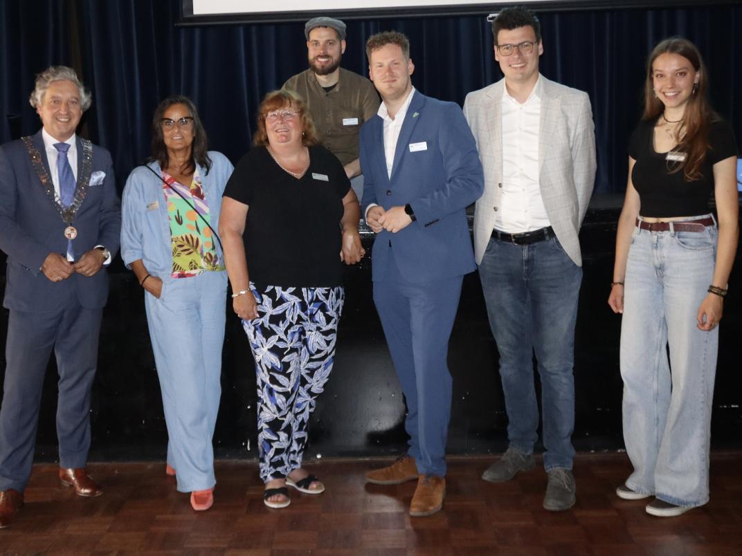 Hans Beenakker (burgemeester Krimpenerwaard), Carolien Jordaan (commissielid VGBK), Géja Stuijt (raadslid VGBK), Joeri Jansen (commissielid CU), Jeffrey Groen (fractievoorzitter Leefbaar Krimpenerwaard) en Luka Biemond (voorzitter Klankbordgroep Jongeren Krimpenerwaard). 