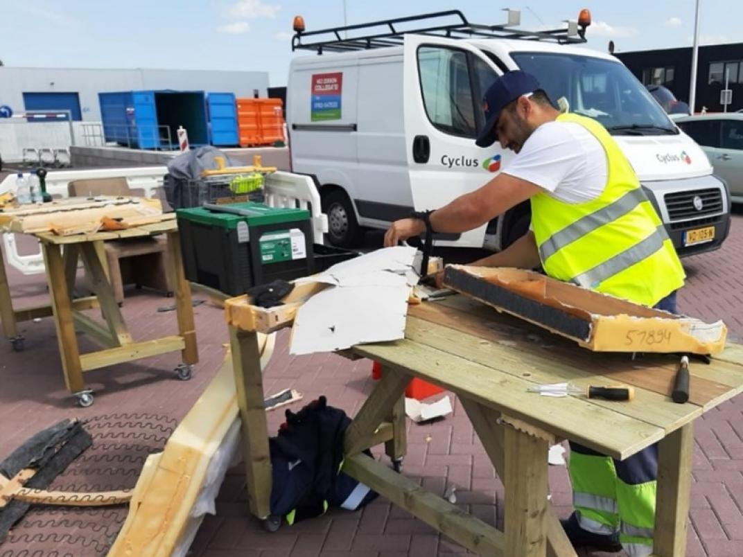Meubel wordt gedemonteerd bij de Milieustraat.
