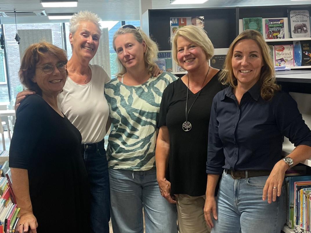Trudy, Marja, Irina, Alie en Heleen in de Bibliotheek.