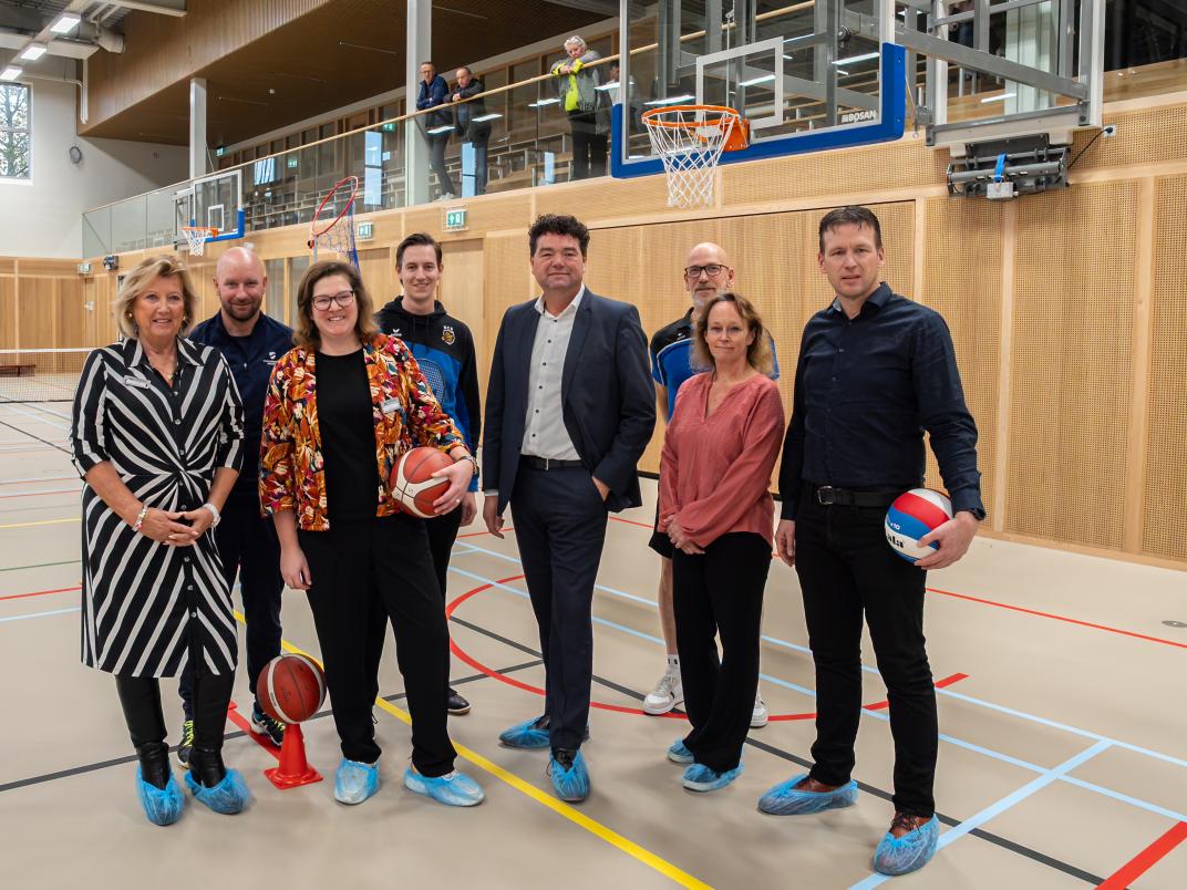 Groepsfoto van college in sporthal de Meent