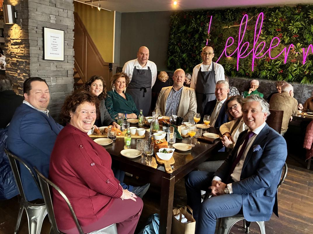Het college van burgemeester en wethouders op werkbezoek bij Lunchcafé Gewoon Lekkerr.