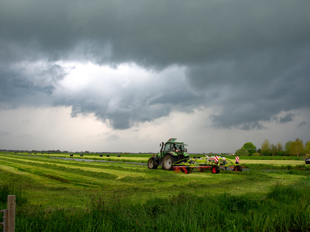Foto van traktor in een weiland door Abe Maaijen
