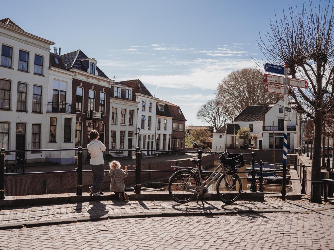 Foto van kinderen langs het hek op De Haven in Schoonhoven, door Anne Herens