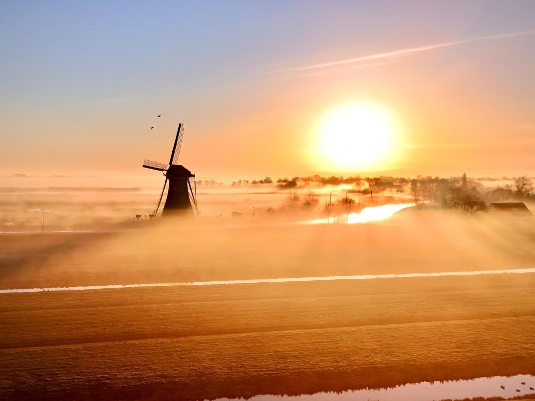 Foto van molen in de mist bij zonsopkomst door Marjolein Kostwinder.