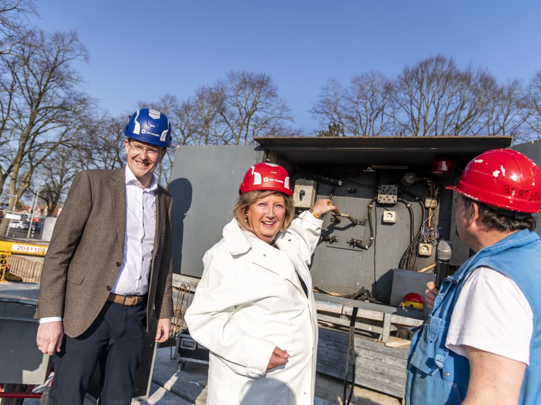 Wethouder Ria Boere legde samen met een toekomstige bewoner en Van Wijnen, die het project ontwikkelt en bouwt, symbolisch een vloerplaat. 