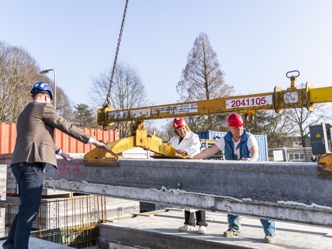 Wethouder Ria Boere legde samen met een toekomstige bewoner en Van Wijnen, die het project ontwikkelt en bouwt, symbolisch een vloerplaat. 