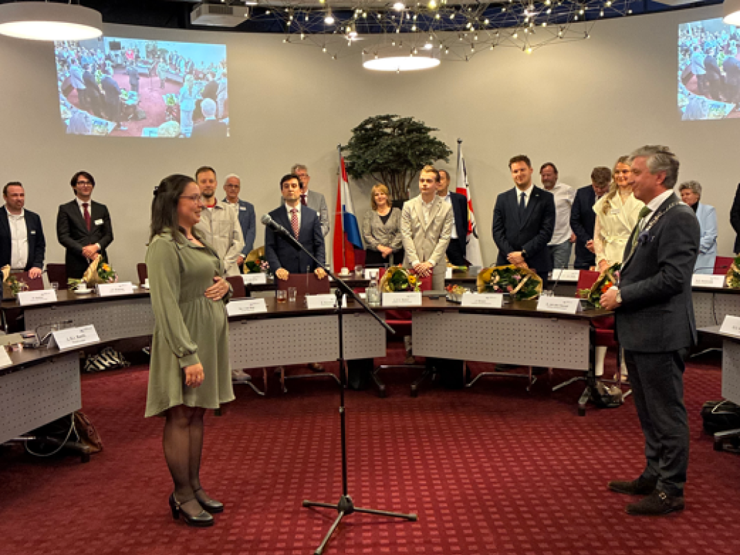 Nieuwe raadsleden legden tijdens de installatievergadering de eed of belofte af bij voorzitter van de raad, burgemeester Hans Beenakker.