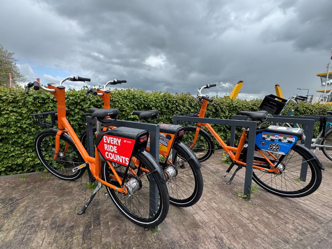 Deelfiets met de tekst Donkey Republic