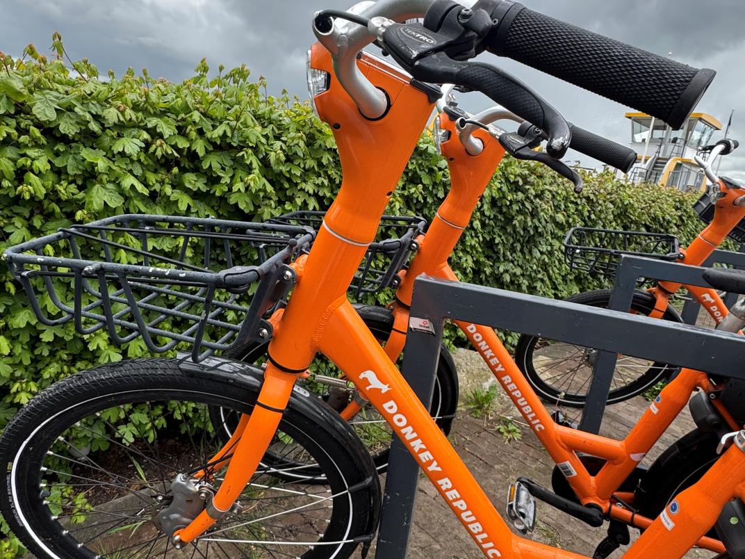 Deelfiets met de tekst Donkey Republic.