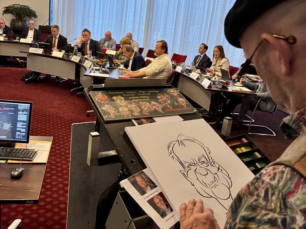 Een cartoonist legde de leden van de gemeenteraad 2022–2026 op een bijzondere manier vast: met een getekend portret.
