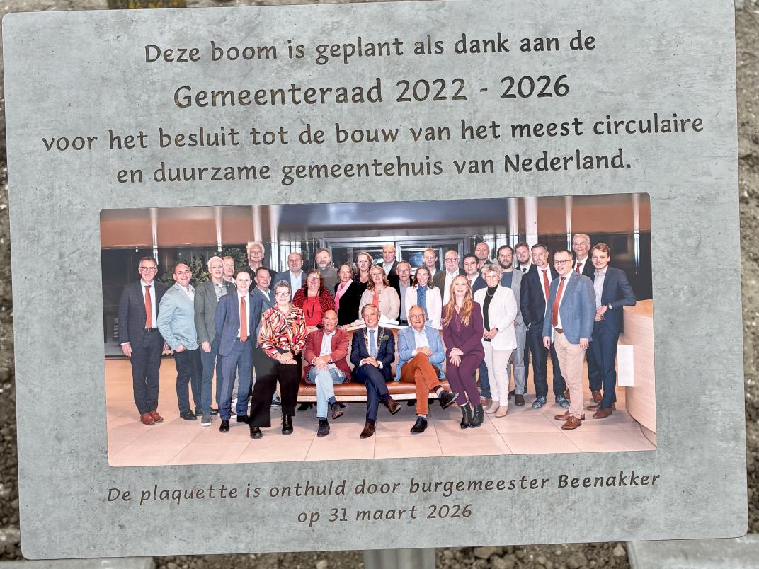 Plaquette bij de geplante zomereik als dank aan de gemeenteraad 2022-2026