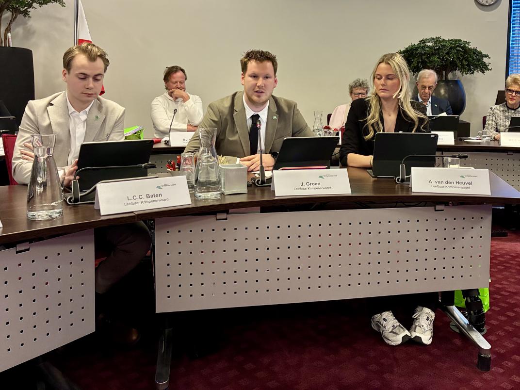 Fractievoorzitter Jeffrey Groen (Leefbaar Krimpenerwaard) aan het woord tijdens het duidingsdebat.