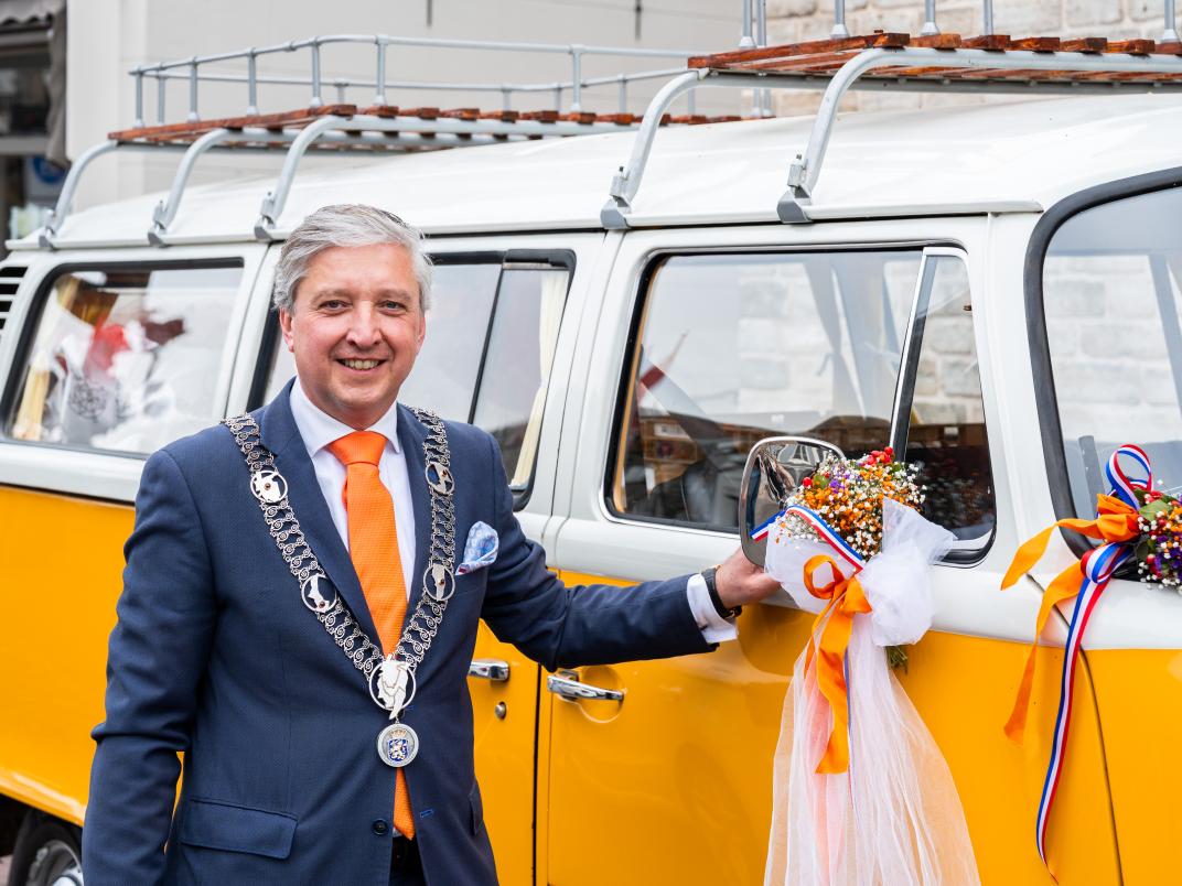 Burgemeester Hans Beenakker met de versierde bus.
