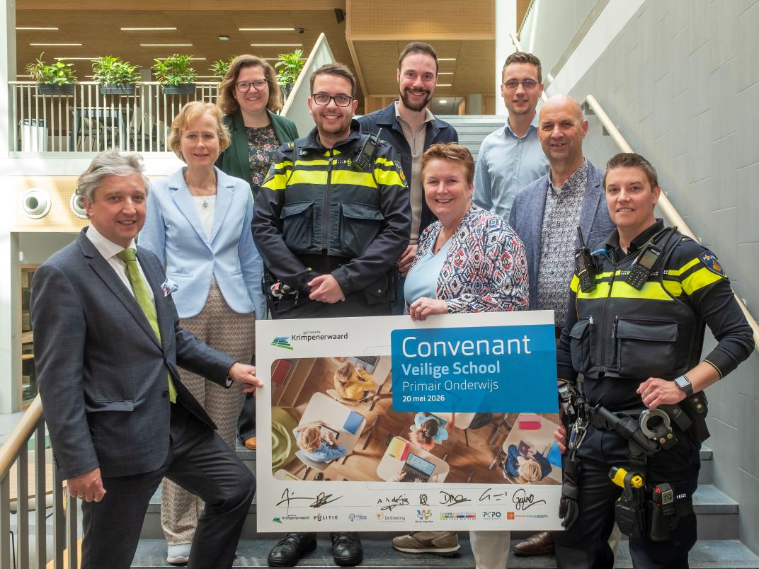 Groepsfoto met vertegenwoordigers van scholen Primair Onderwijs in de gemeente Krimpenerwaard, het Politieteam Krimpenerwaard en burgemeester Beenakker.