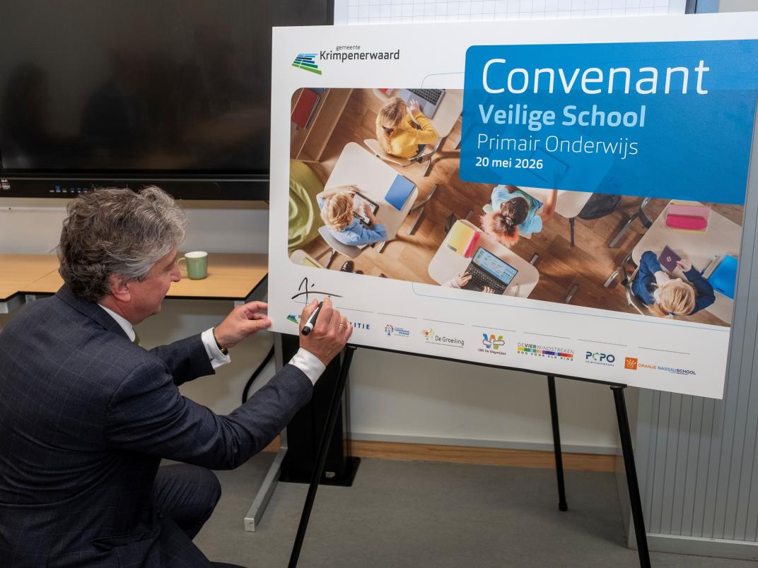 Burgemeester Hans Beenakker ondertekent het Convenant Veilige School 2026-2029.
