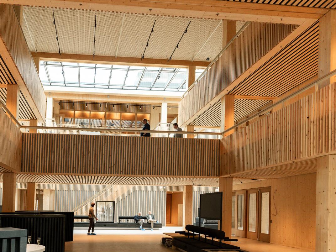 Atrium van het gemeentehuis in Bergambacht.