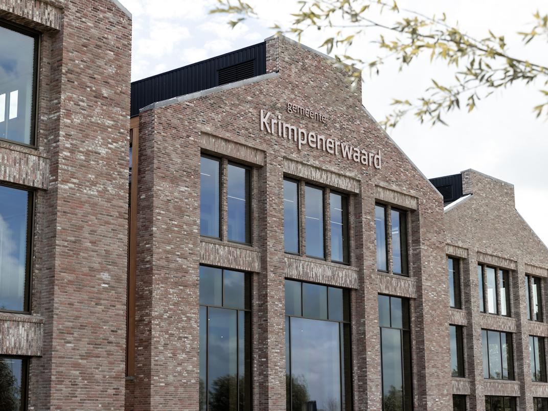 Gemeentehuis Bergambacht met het logo van gemeente Krimpenerwaard.