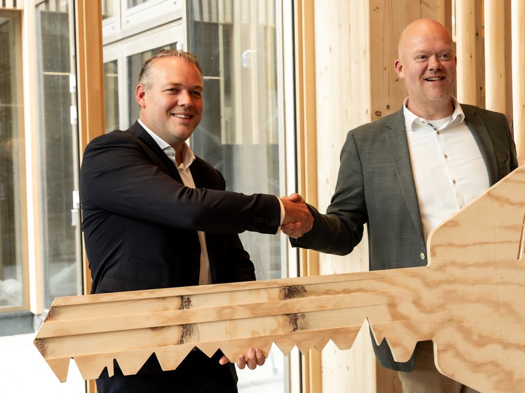 Rutger Veldhoen – directeur Dura Vermeer Bouw Zuid – overhandigt symbolisch de sleutel aan verantwoordelijk wethouder Pascal van der Hek.